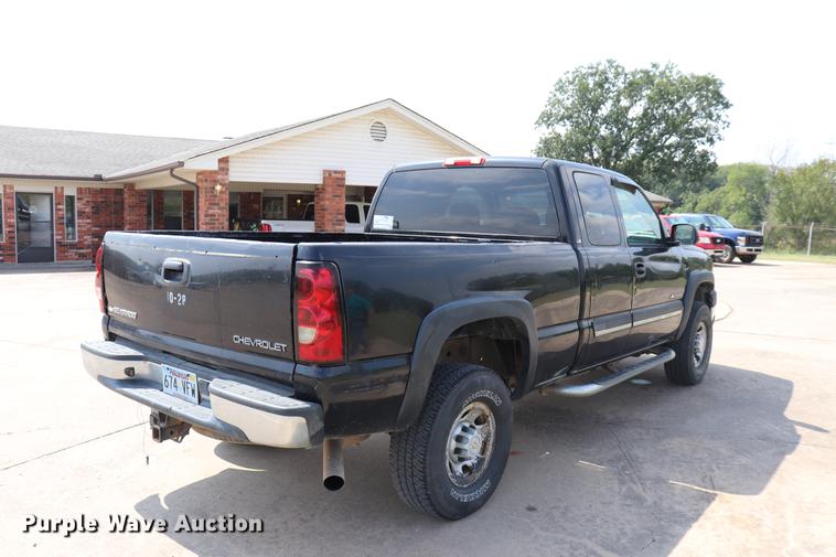 image for item ED9536 2004 Chevrolet Silverado 2500HD Ext. Cab pickup truck