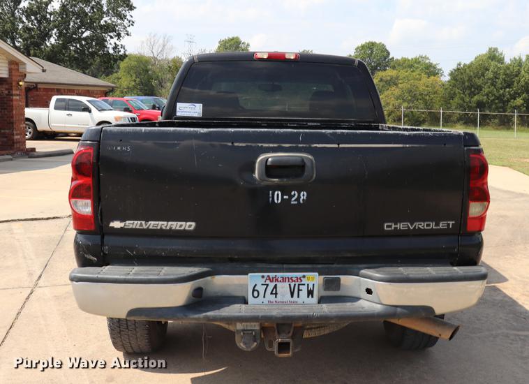image for item ED9536 2004 Chevrolet Silverado 2500HD Ext. Cab pickup truck