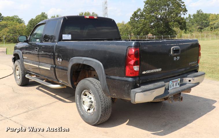 image for item ED9536 2004 Chevrolet Silverado 2500HD Ext. Cab pickup truck