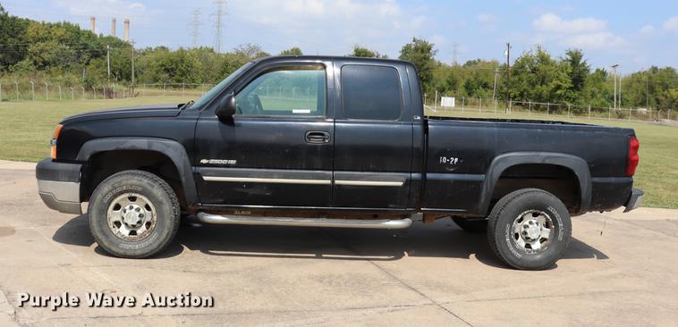 image for item ED9536 2004 Chevrolet Silverado 2500HD Ext. Cab pickup truck