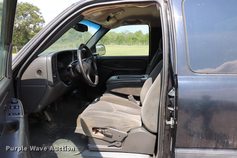 image for item ED9536 2004 Chevrolet Silverado 2500HD Ext. Cab pickup truck