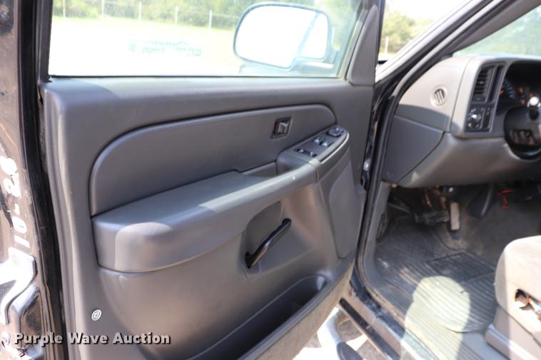 image for item ED9536 2004 Chevrolet Silverado 2500HD Ext. Cab pickup truck