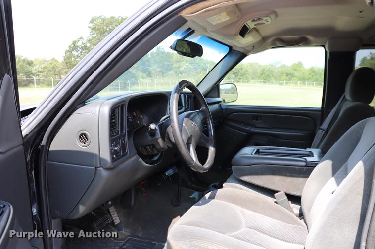 image for item ED9536 2004 Chevrolet Silverado 2500HD Ext. Cab pickup truck