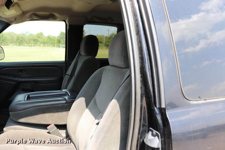 image for item ED9536 2004 Chevrolet Silverado 2500HD Ext. Cab pickup truck