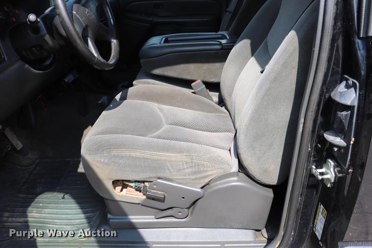 image for item ED9536 2004 Chevrolet Silverado 2500HD Ext. Cab pickup truck