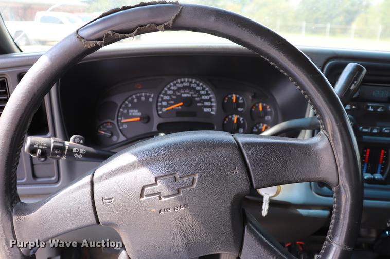 image for item ED9536 2004 Chevrolet Silverado 2500HD Ext. Cab pickup truck