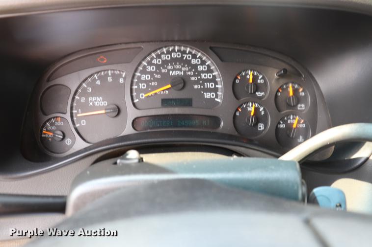 image for item ED9536 2004 Chevrolet Silverado 2500HD Ext. Cab pickup truck