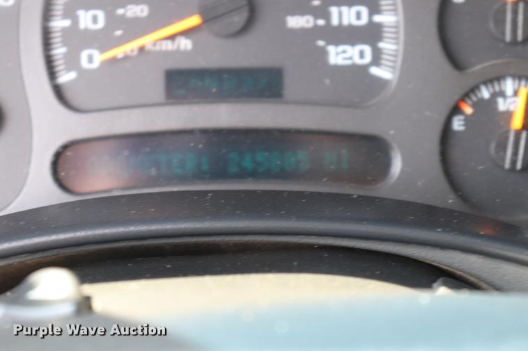 image for item ED9536 2004 Chevrolet Silverado 2500HD Ext. Cab pickup truck