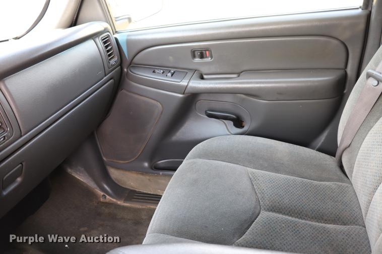 image for item ED9536 2004 Chevrolet Silverado 2500HD Ext. Cab pickup truck