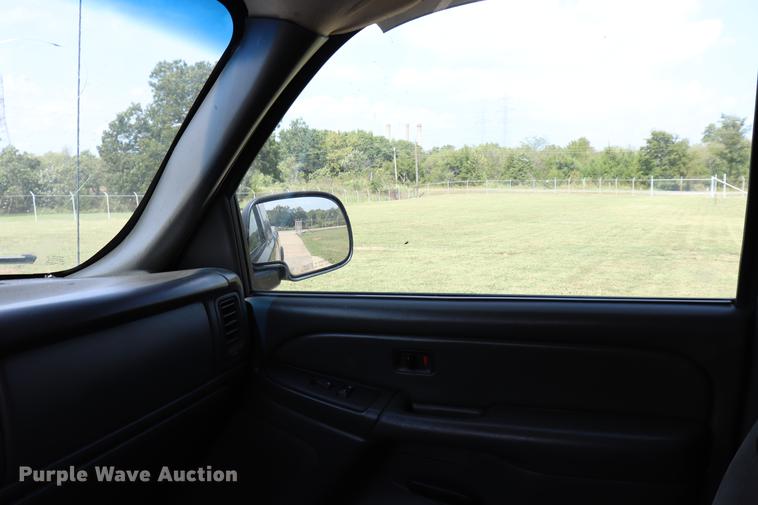 image for item ED9536 2004 Chevrolet Silverado 2500HD Ext. Cab pickup truck