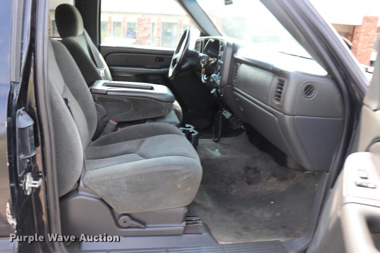 image for item ED9536 2004 Chevrolet Silverado 2500HD Ext. Cab pickup truck