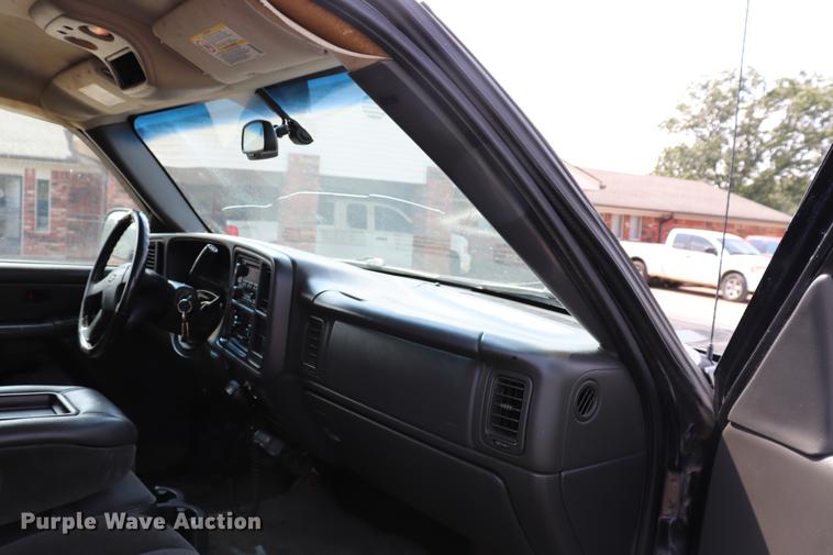 image for item ED9536 2004 Chevrolet Silverado 2500HD Ext. Cab pickup truck