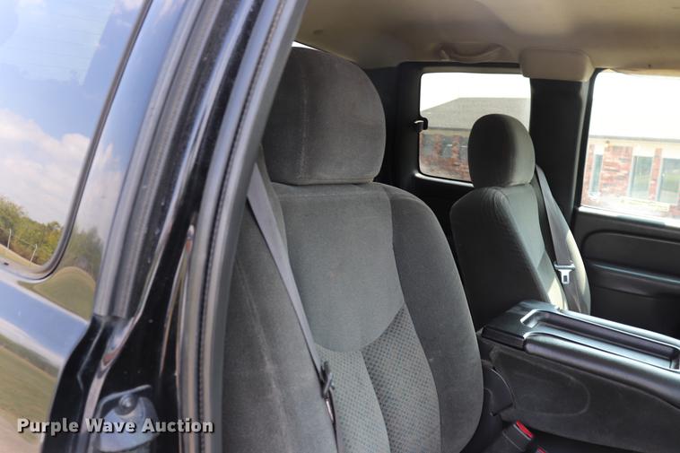 image for item ED9536 2004 Chevrolet Silverado 2500HD Ext. Cab pickup truck