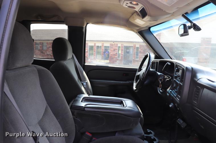 image for item ED9536 2004 Chevrolet Silverado 2500HD Ext. Cab pickup truck