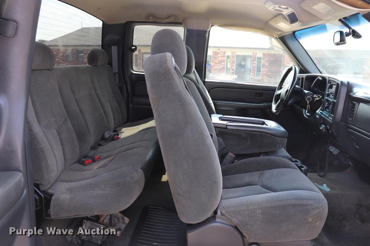 image for item ED9536 2004 Chevrolet Silverado 2500HD Ext. Cab pickup truck