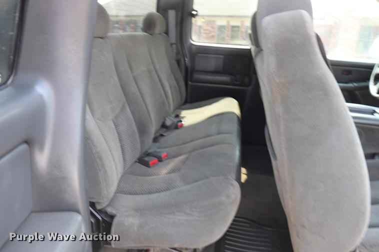 image for item ED9536 2004 Chevrolet Silverado 2500HD Ext. Cab pickup truck