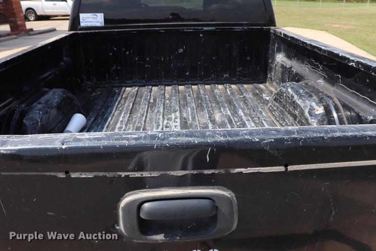 image for item ED9536 2004 Chevrolet Silverado 2500HD Ext. Cab pickup truck