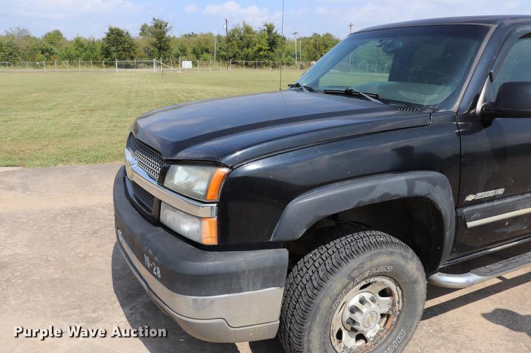 image for item ED9536 2004 Chevrolet Silverado 2500HD Ext. Cab pickup truck