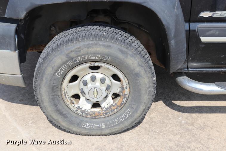 image for item ED9536 2004 Chevrolet Silverado 2500HD Ext. Cab pickup truck