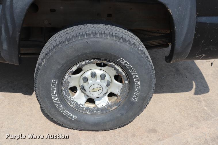 image for item ED9536 2004 Chevrolet Silverado 2500HD Ext. Cab pickup truck