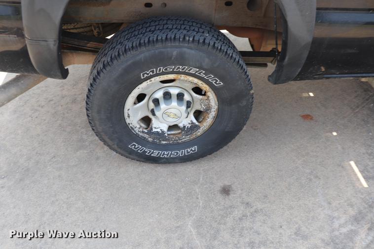 image for item ED9536 2004 Chevrolet Silverado 2500HD Ext. Cab pickup truck