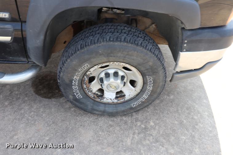 image for item ED9536 2004 Chevrolet Silverado 2500HD Ext. Cab pickup truck