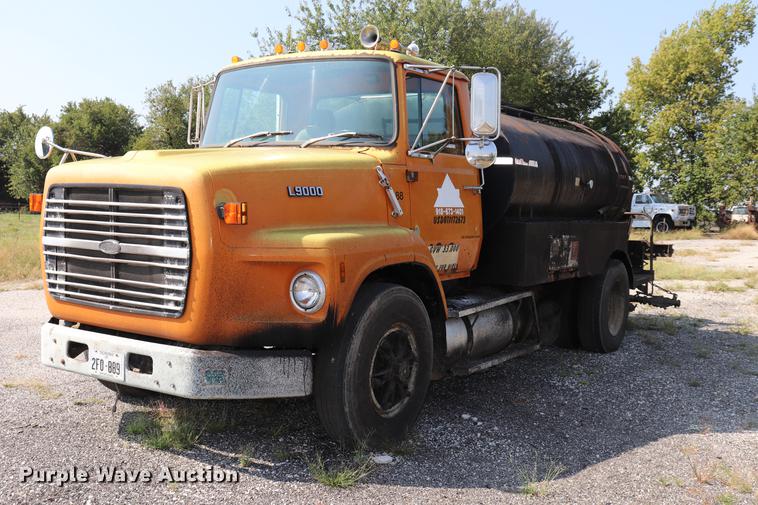 image for item ED9538 1988 Ford L9000 oil distributor truck