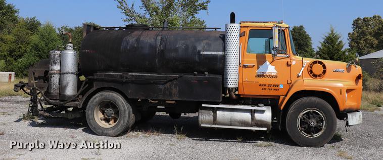 image for item ED9538 1988 Ford L9000 oil distributor truck