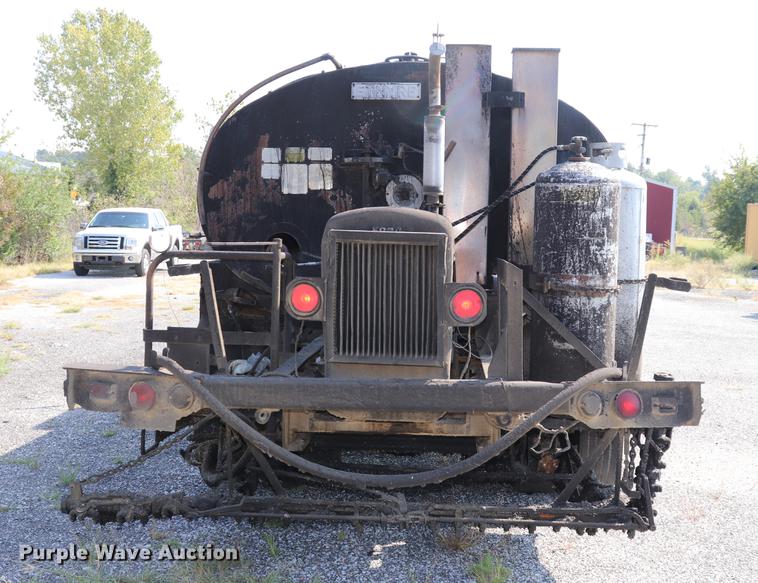 image for item ED9538 1988 Ford L9000 oil distributor truck