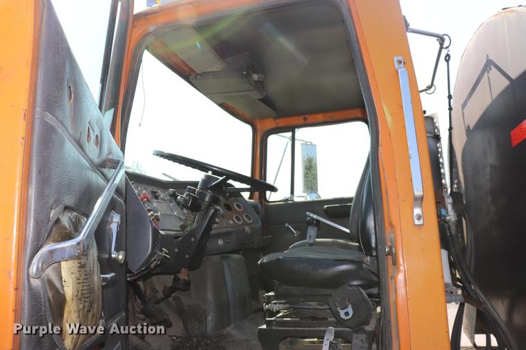 image for item ED9538 1988 Ford L9000 oil distributor truck