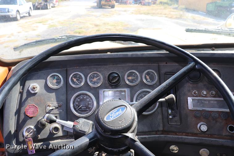 image for item ED9538 1988 Ford L9000 oil distributor truck