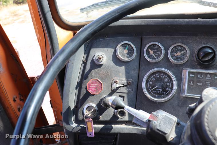 image for item ED9538 1988 Ford L9000 oil distributor truck