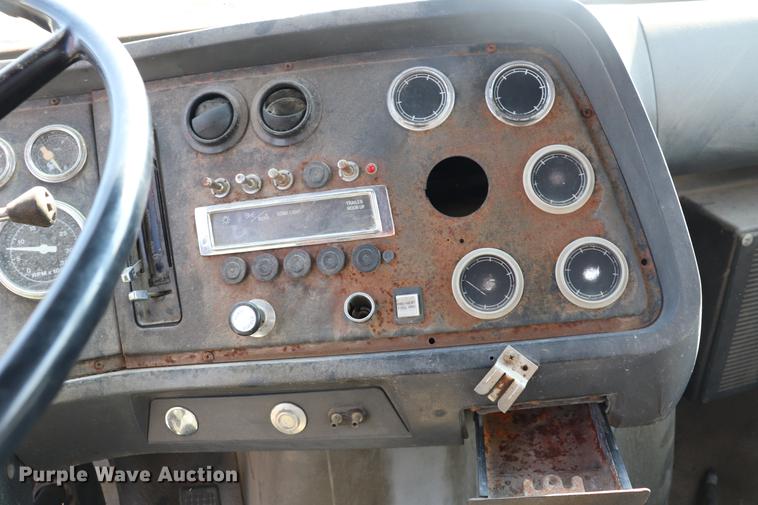 image for item ED9538 1988 Ford L9000 oil distributor truck