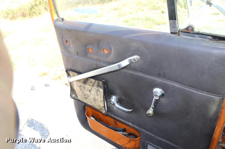 image for item ED9538 1988 Ford L9000 oil distributor truck