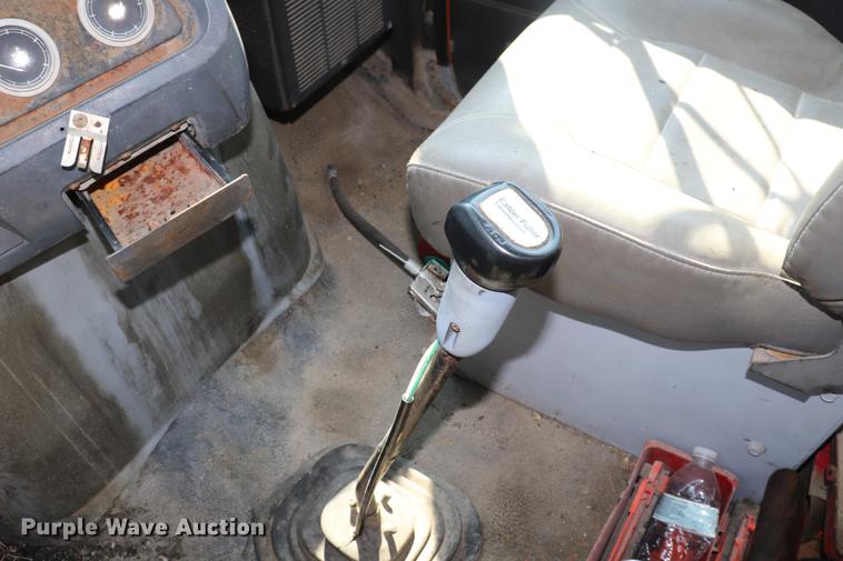 image for item ED9538 1988 Ford L9000 oil distributor truck