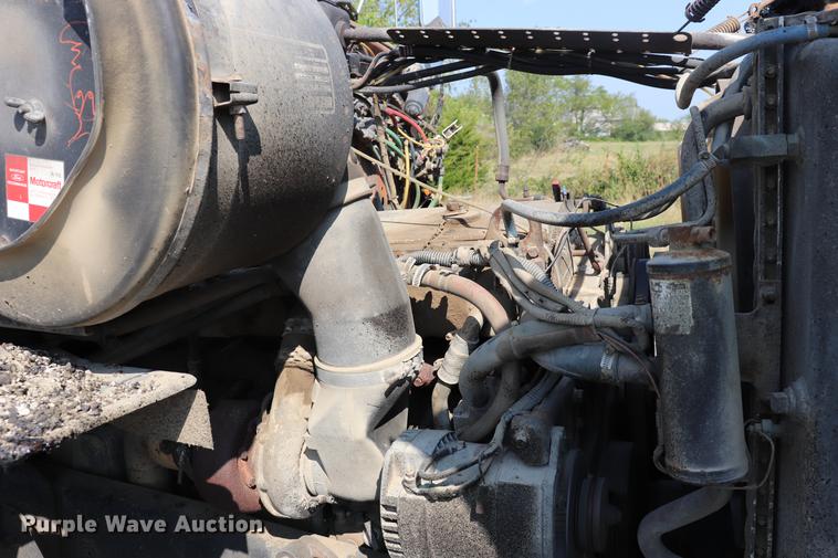 image for item ED9538 1988 Ford L9000 oil distributor truck