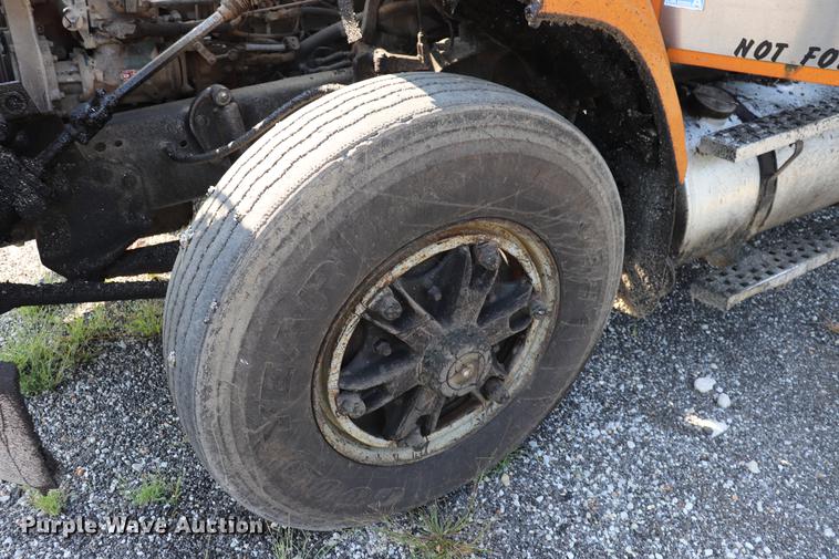 image for item ED9538 1988 Ford L9000 oil distributor truck