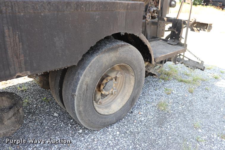 image for item ED9538 1988 Ford L9000 oil distributor truck