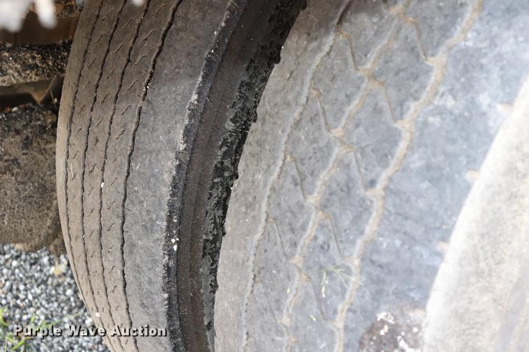 image for item ED9538 1988 Ford L9000 oil distributor truck