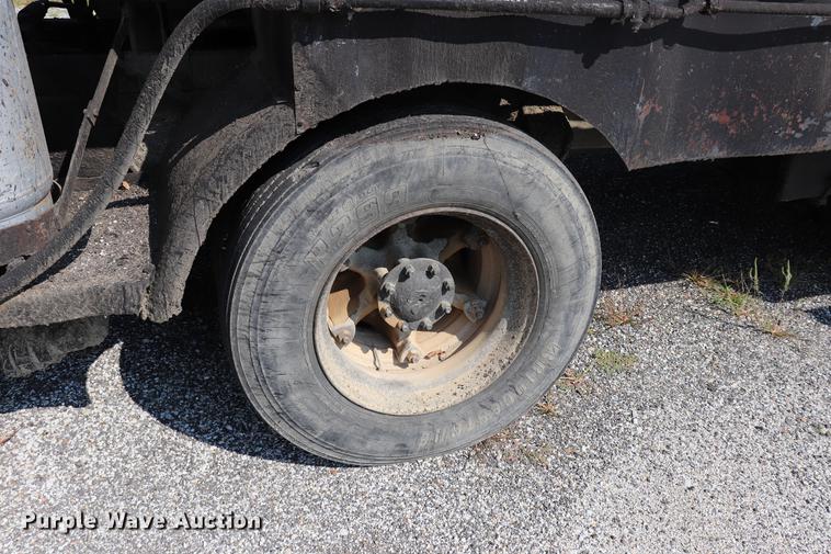 image for item ED9538 1988 Ford L9000 oil distributor truck