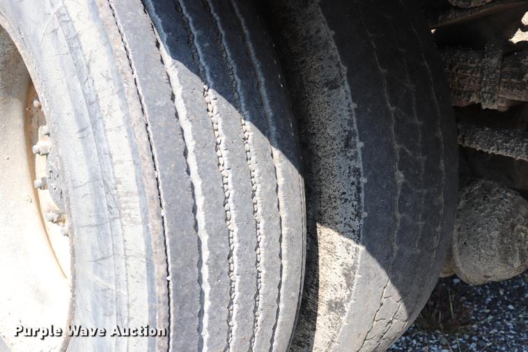 image for item ED9538 1988 Ford L9000 oil distributor truck