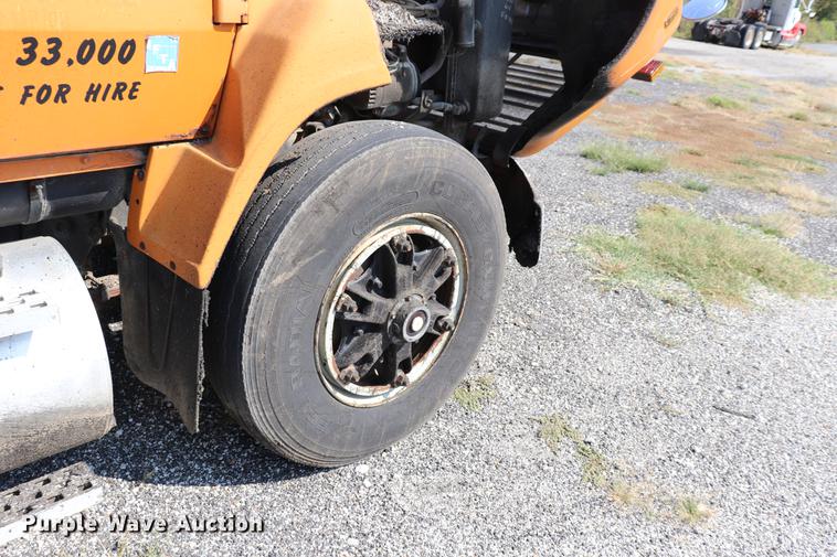 image for item ED9538 1988 Ford L9000 oil distributor truck