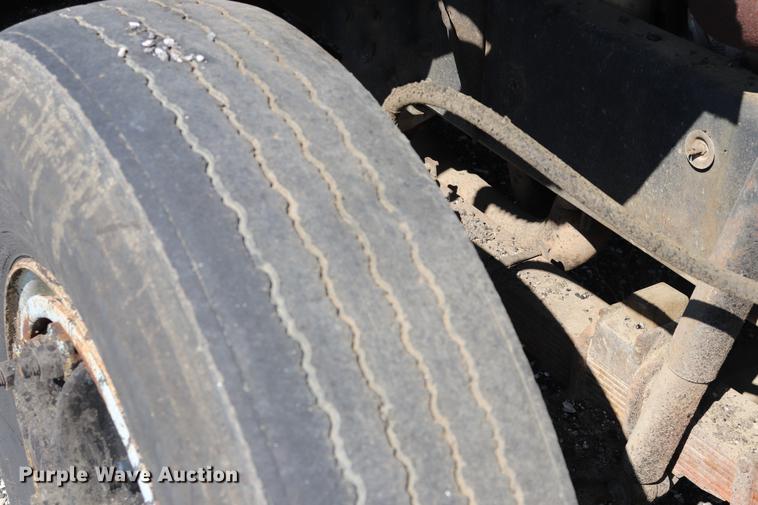 image for item ED9538 1988 Ford L9000 oil distributor truck