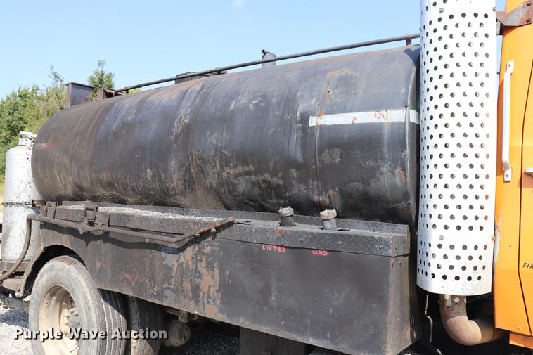 image for item ED9538 1988 Ford L9000 oil distributor truck