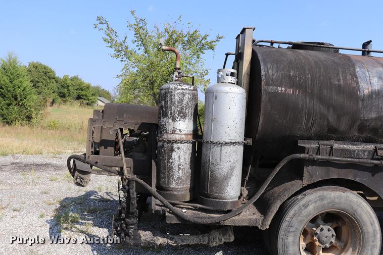 image for item ED9538 1988 Ford L9000 oil distributor truck