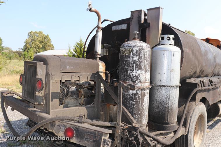 image for item ED9538 1988 Ford L9000 oil distributor truck