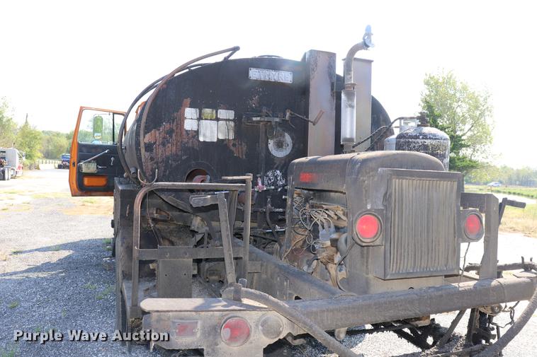 image for item ED9538 1988 Ford L9000 oil distributor truck