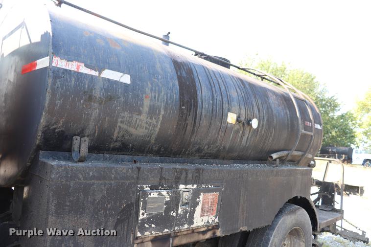 image for item ED9538 1988 Ford L9000 oil distributor truck