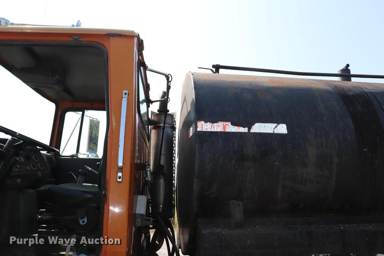 image for item ED9538 1988 Ford L9000 oil distributor truck