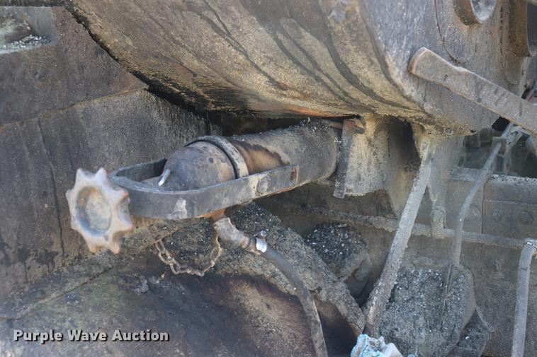 image for item ED9538 1988 Ford L9000 oil distributor truck